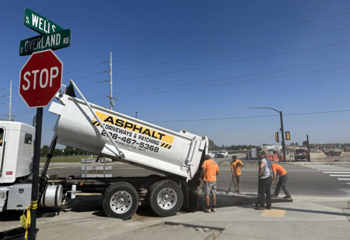 Asphalt Driveways & Patching Truck with Construction